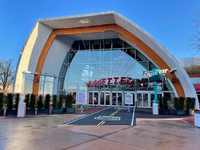 Exterior of Annette's Diner, a 50s themed restaurant that doesn't need a Disney Dining reservation