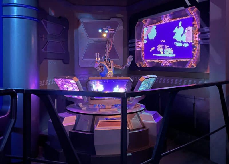 The Star Tours droid in an interactive queue