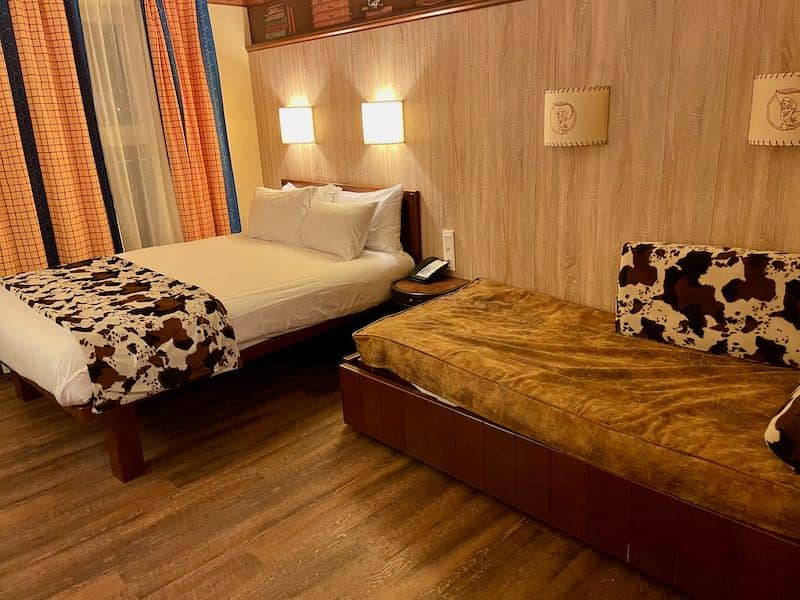 Cow print accessories in the rooms at Disney Hotel Cheyenne in Disneyland Paris
