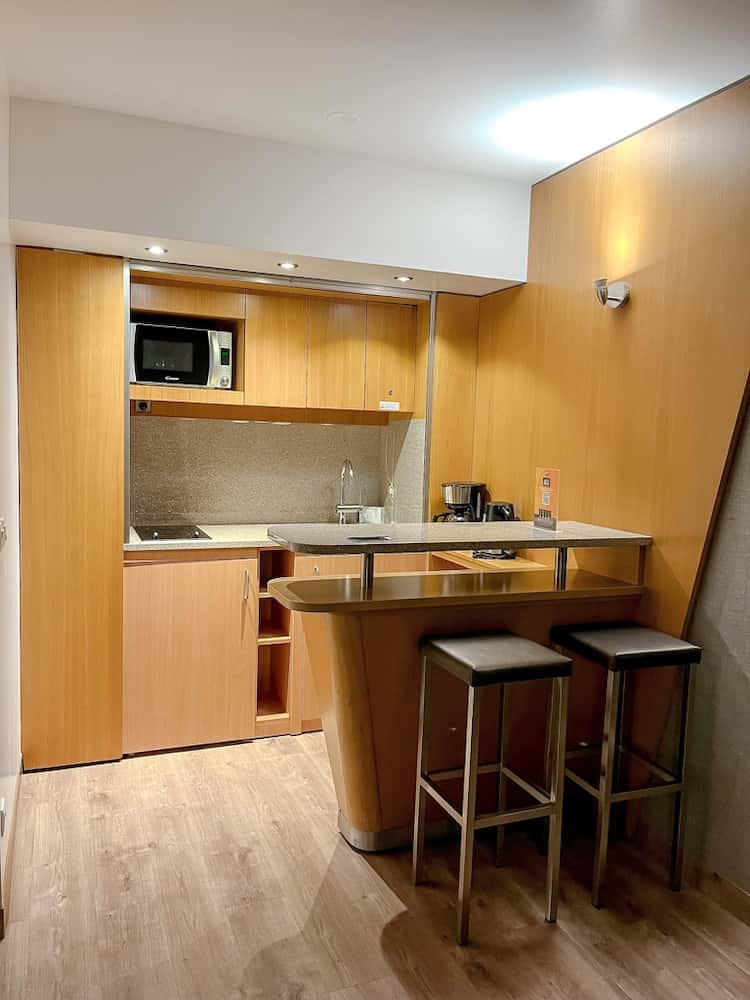 Breakfast bar with 2 bar stools in the fully equipped kitchenette at Residhome Val d'Europe for Disneyland Paris visitors