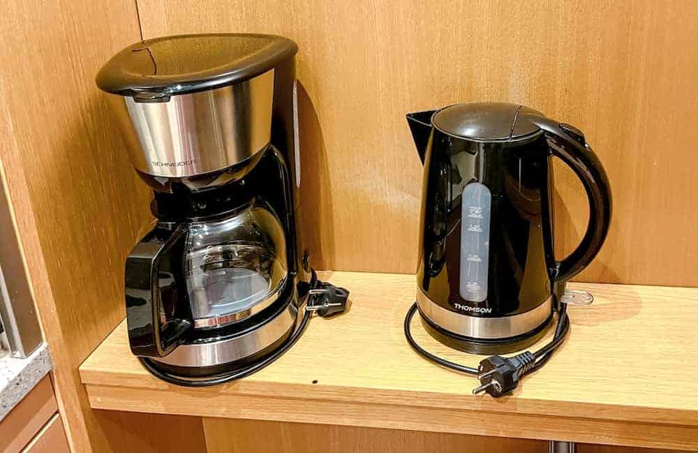 A coffee maker and tea kettle are in the rooms at Residhome. Perfect for making tea, coffee and hot chocolate