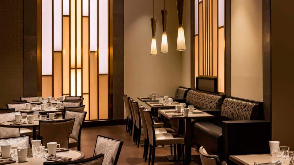 The Empire State Club for Club Level Disneyland Paris guests at Hotel New York: Art of MARVEL has art deco decor. Glass wall panels and masculine furniture add class and elegance to the Club Lounge