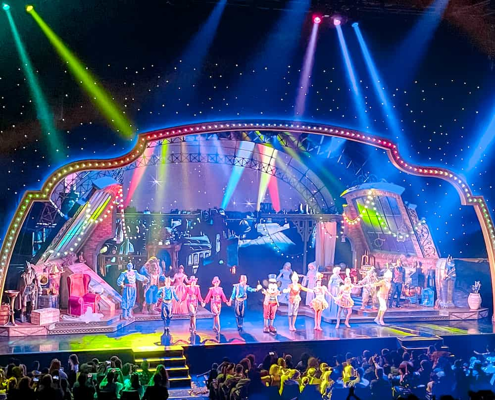 Mickey and Magician cast take a bow as adults and children applaud