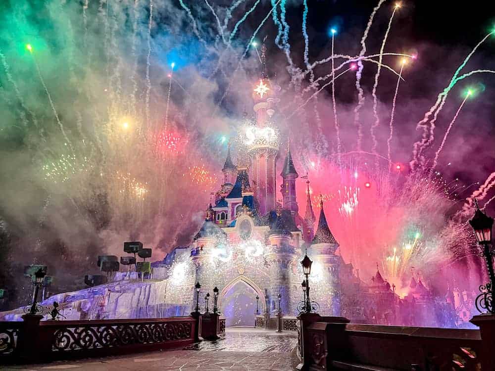 Fireworks exploding behind Sleeping Beauty’s Castle during the nighttime show, the perfect finale to a Disneyland Paris 2 parks in 1 day adventure.