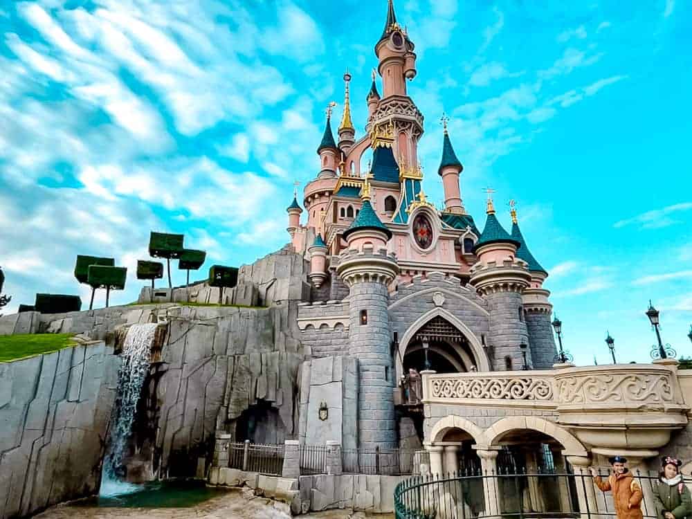 Sleeping Beauty Castle at Disneyland Paris on a sunny day. Use the best Disneyland Paris apps to plan your visit and get perfect photo opportunities.