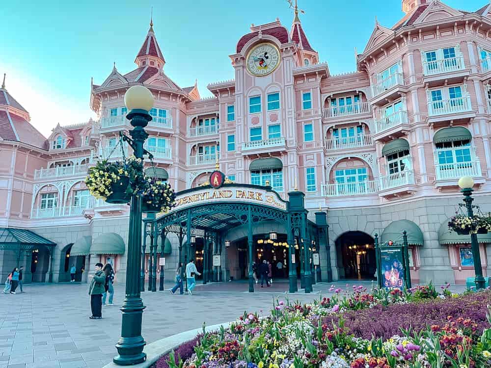 Disneyland Paris entrance and Disneyland Hotel at sunset after a full one day itinerary