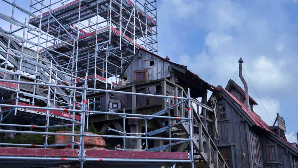 Wooden Frontierland buildings at Disneyland Paris surrounded by scaffolding as part of Big Thunder Mountain’s 2025 renovation