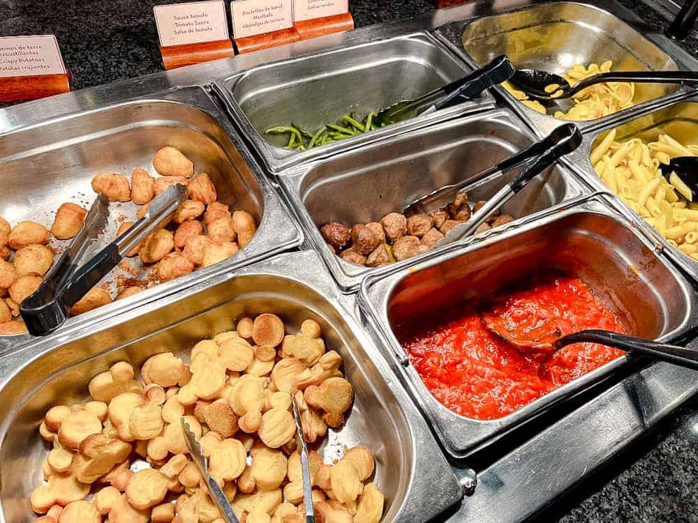Plain pasta, tomato sauce, and nuggets on the buffet—perfect for fussy eaters at Billy Bob’s La Grange Buffet in Disneyland Paris.