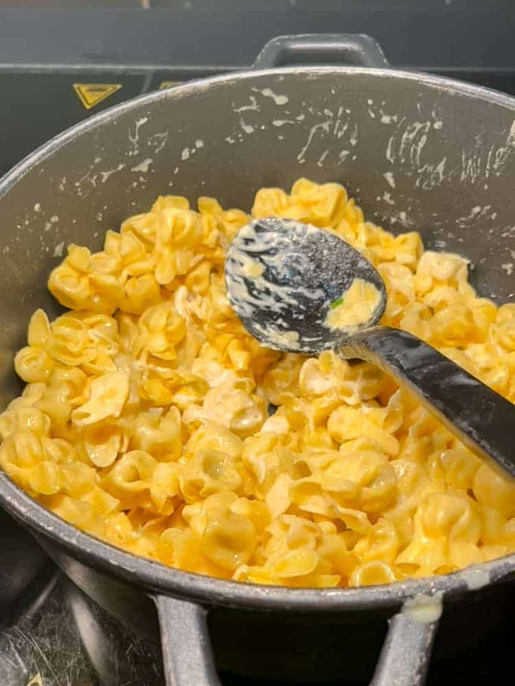 A steaming pot of creamy cheese pasta at the hot food section of Billy Bob’s La Grange, ideal for kids and comfort food lovers alike.
