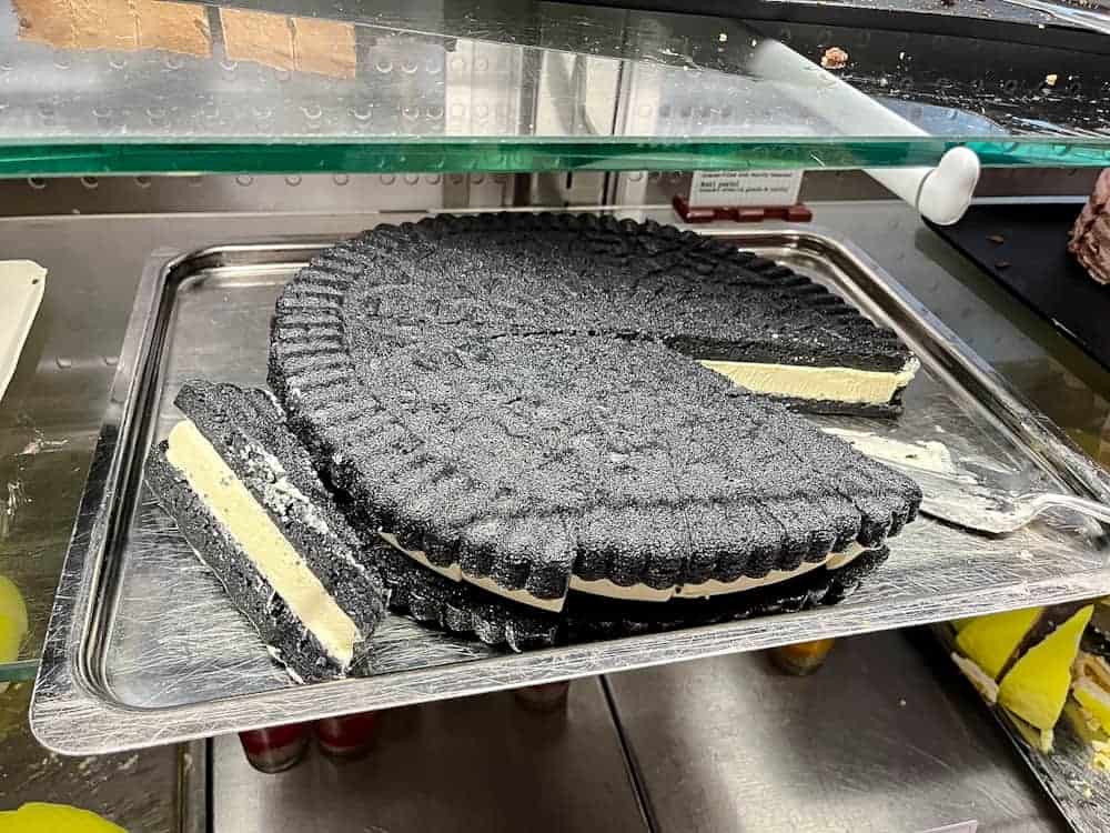 Large Oreo-inspired cake on display at Disneyland Paris buffet – one of the many themed desserts worth trying.