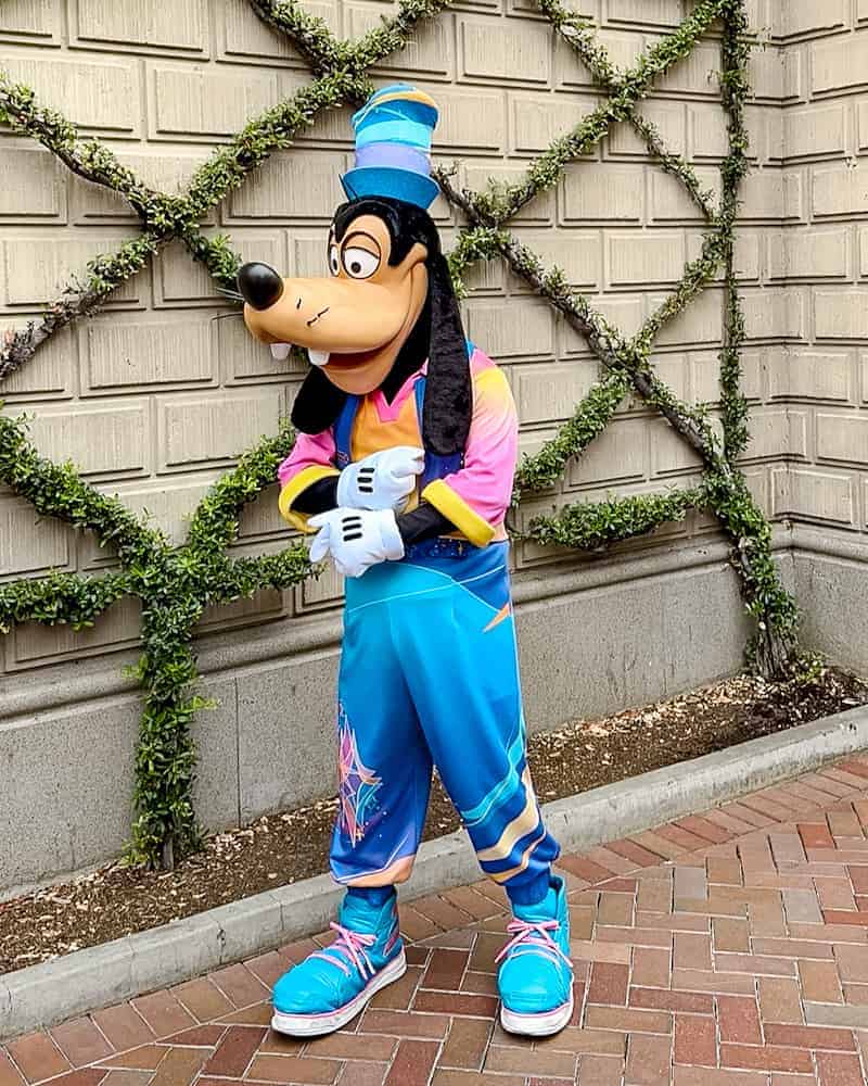 Goofy in his festival outfit at Disneyland California, part of my Disneyland California vs Disneyland Paris trip report.
