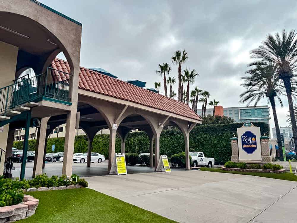 Exterior of King’s Inn, a budget-friendly hotel near Disneyland California, part of practical tips in the Disneyland California vs Disneyland Paris comparison.