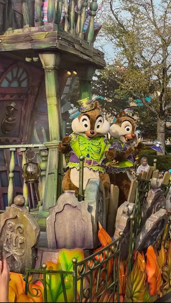Chip and Dale hugging and laughing on Phantom Manor float during Disneyland Paris Halloween cavalcade