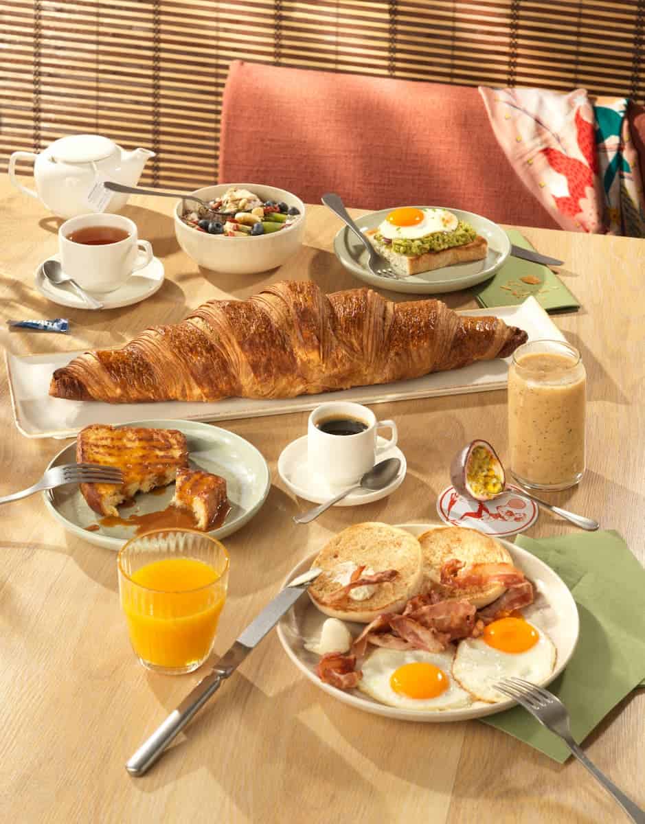 Disney press image showing the Sports Bar breakfast at Disneyland Paris.