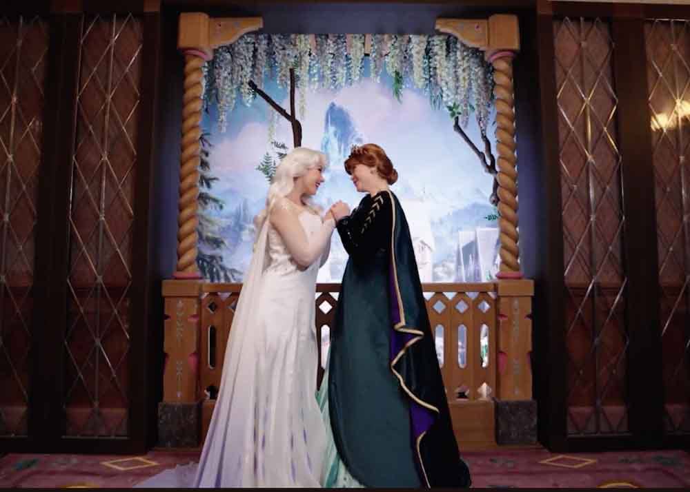 Anna and Elsa interacting together during the Meet Anna and Elsa Disneyland Paris experience