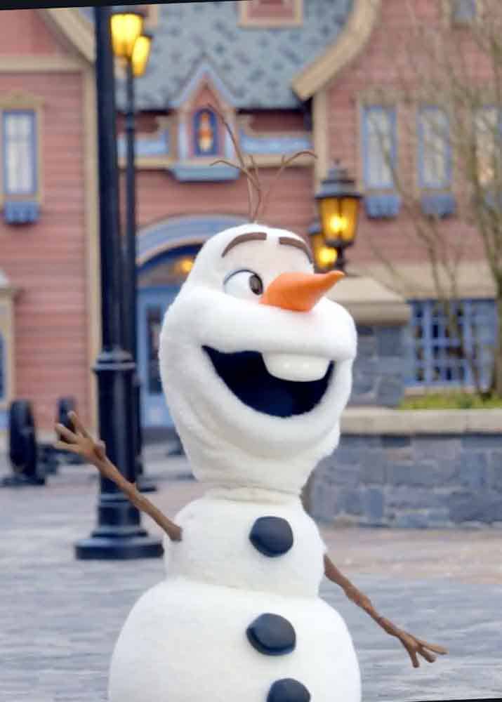 Close-up of Olaf smiling in Arendelle village at World of Frozen Disneyland Paris