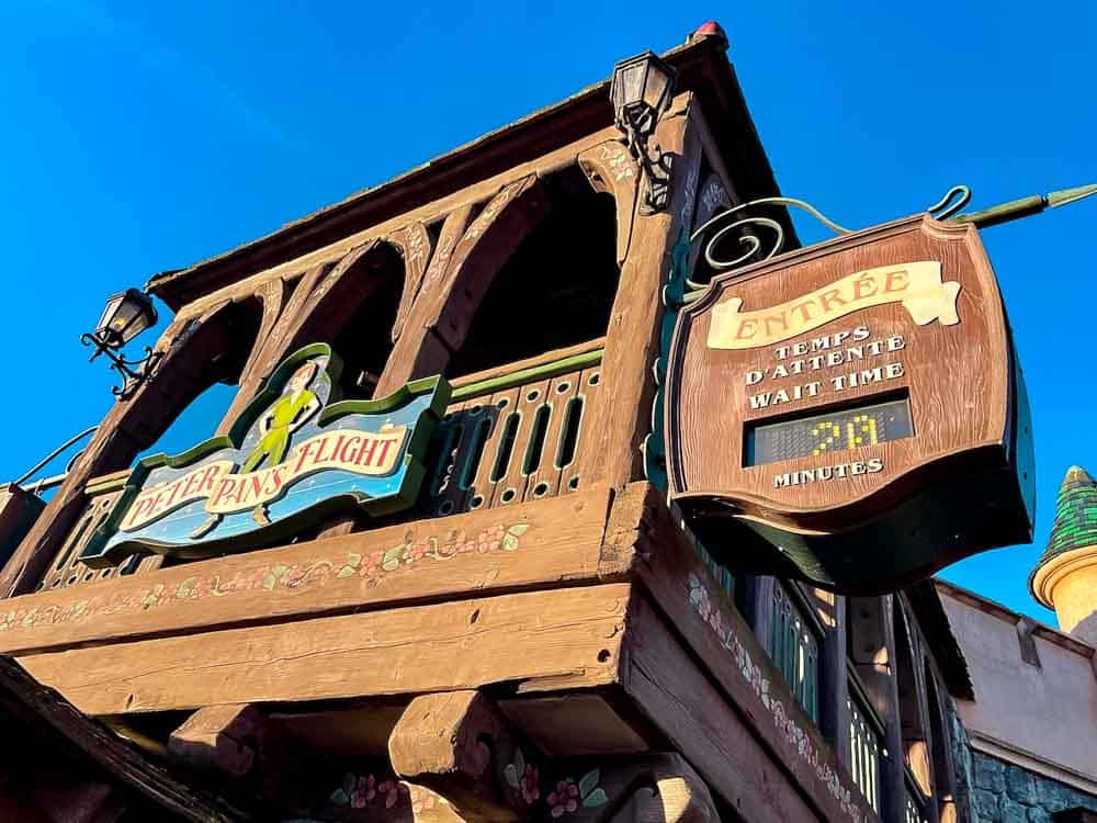 Peter Pan’s Flight attraction sign showing a low 20 minute wait during February at Disneyland Paris