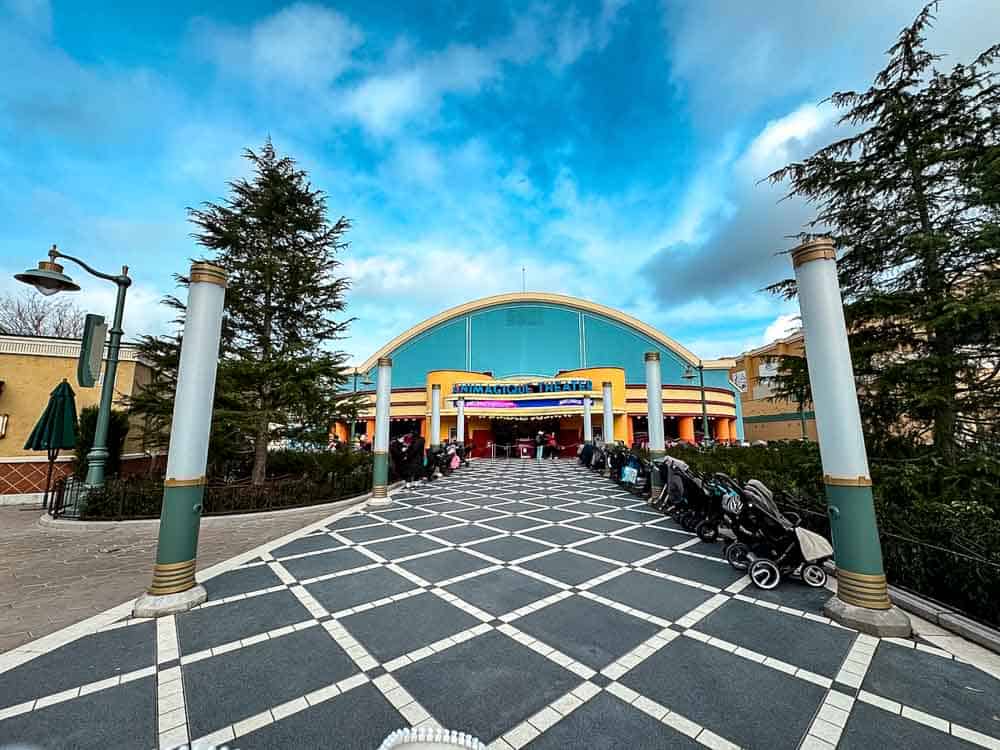 Quiet walkway at Disneyland Paris illustrating a calmer park environment for autistic and neurodivergent visitors coming to the Animagique Theatre