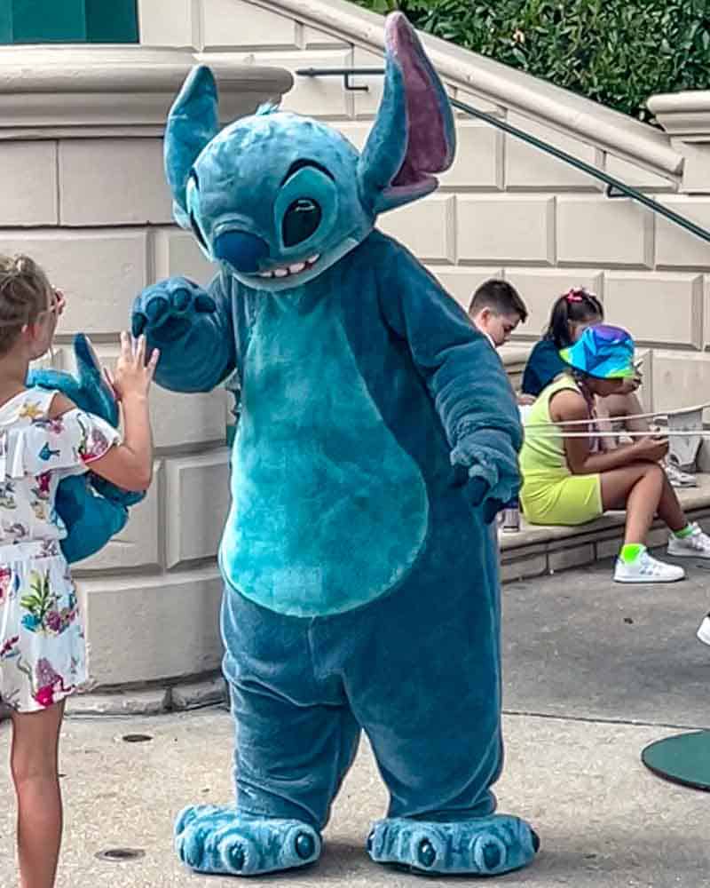 Stitch meeting a child during a meet and greet at Disneyland Paris in Walt Disney Studios Park.