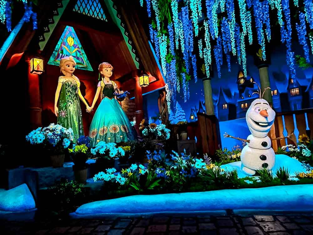 Elsa, Anna and Olaf animatronics inside Frozen Ever After ride at Disney Adventure World Disneyland Paris
