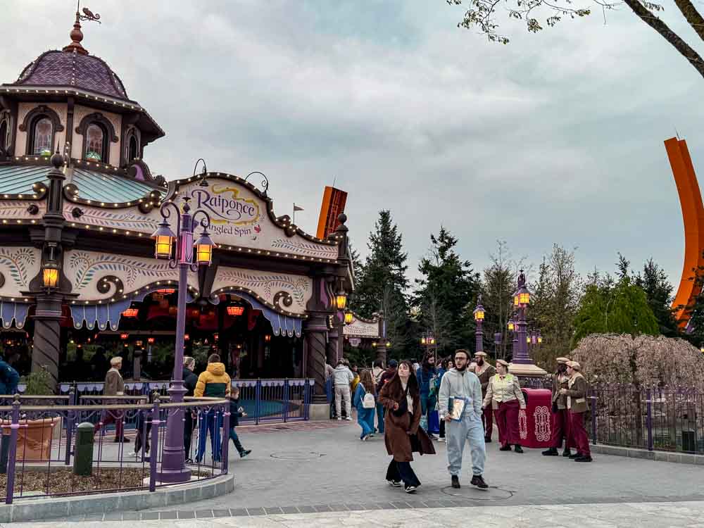 Raiponce Tangled Spin ride at Disney Adventure World Disneyland Paris worth it review area
