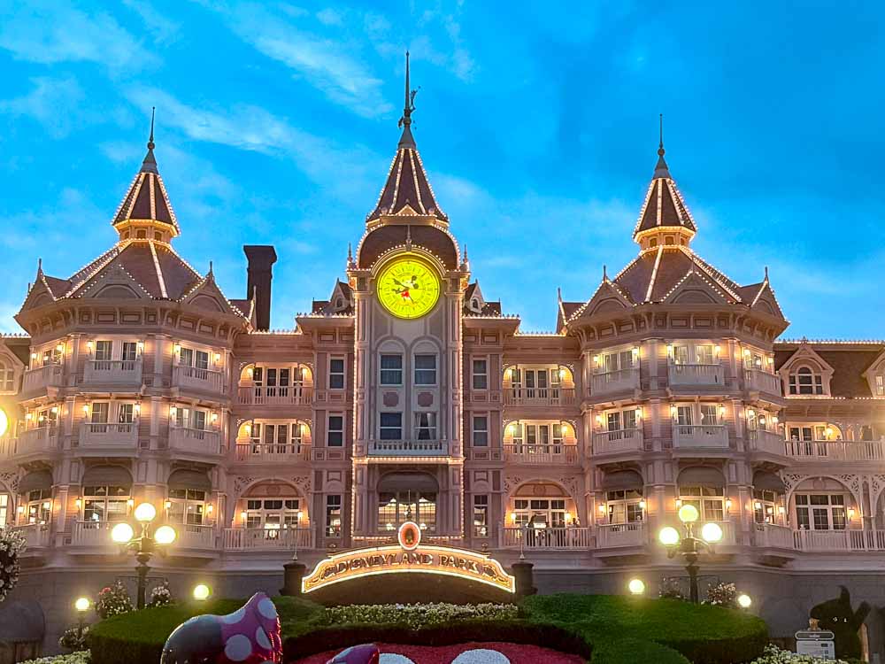 Trip Report from standing outside the Disneyland Hotel at night