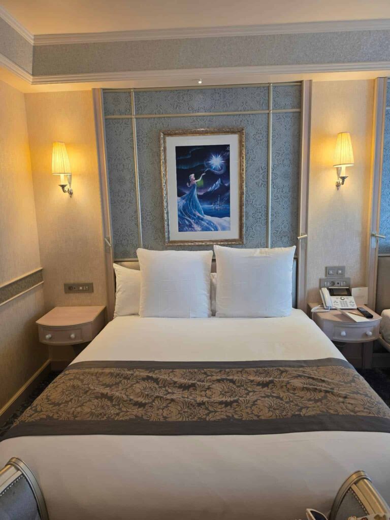 Frozen bedroom showing an Elsa picture in the Disneyland Hotel in Disneyland Paris